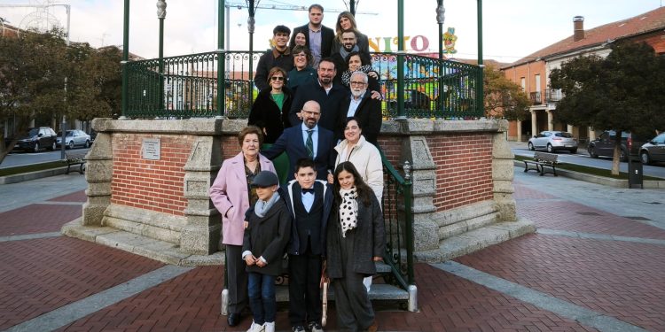 Fran Villoldo y Verónica Ullán celebran su unión matrimonial rodeados de su familia y con un posado de recuerdo en el templete