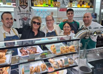 Nacho Cano, mítico integrante de Mecano, visita Los Álamos en Peñaranda para disfrutar de la excelente variedad de su cocina