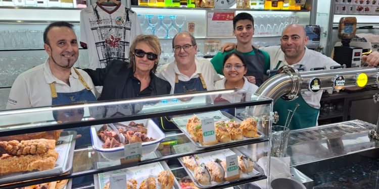 Nacho Cano, mítico integrante de Mecano, visita Los Álamos en Peñaranda para disfrutar de la excelente variedad de su cocina