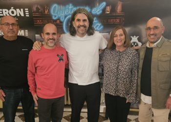 El cómico y monologuista JJ Vaquero presenta en Peñaranda su película «Sujétame el cubata» con un gran respaldo del público