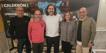 El cómico y monologuista JJ Vaquero presenta en Peñaranda su película «Sujétame el cubata» con un gran respaldo del público