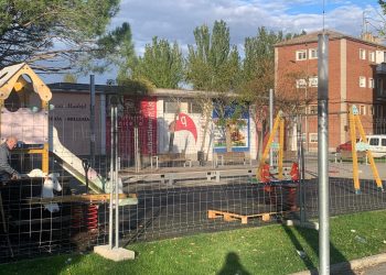 Peñaranda interviene en la plaza de José Sánchez Borrego para reformar la zona infantil dando respuesta a las quejas vecinales
