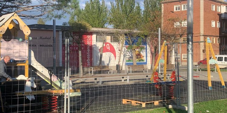 Peñaranda interviene en la plaza de José Sánchez Borrego para reformar la zona infantil dando respuesta a las quejas vecinales