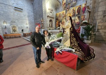 Una ofrenda floral abre los actos de la fiesta de la Virgen de las Lágrimas que siguen esta tarde con un besamanos en la parroquia