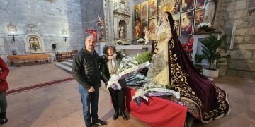Una ofrenda floral abre los actos de la fiesta de la Virgen de las Lágrimas que siguen esta tarde con un besamanos en la parroquia