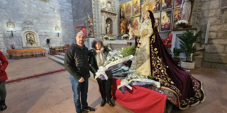 Una ofrenda floral abre los actos de la fiesta de la Virgen de las Lágrimas que siguen esta tarde con un besamanos en la parroquia