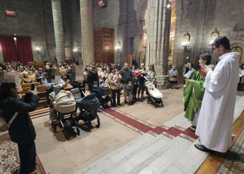 Media docena de bebés recibe la bendición en la iglesia parroquial de Peñaranda ante la imagen de la Virgen Milagrosa