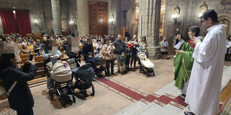 Media docena de bebés recibe la bendición en la iglesia parroquial de Peñaranda ante la imagen de la Virgen Milagrosa