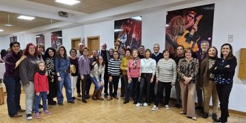 El taller de canto popular de Peñaranda dedica una emotiva fiesta de despedida a su director, Michel Núñez, que se jubila en breve