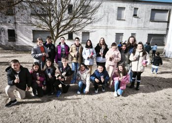 El colegio Miguel de Unamuno de Peñaranda celebra una gran castañada que reúne a alumnos y profesores en el patio de Infantil