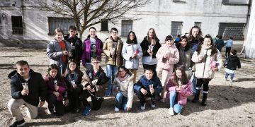 El colegio Miguel de Unamuno de Peñaranda celebra una gran castañada que reúne a alumnos y profesores en el patio de Infantil