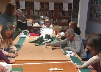 Bóveda del Río Almar se pone «manos a la obra» para realizar el gran árbol de Navidad que decorará el pueblo durante las fiestas