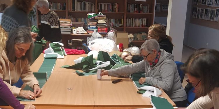 Bóveda del Río Almar se pone «manos a la obra» para realizar el gran árbol de Navidad que decorará el pueblo durante las fiestas