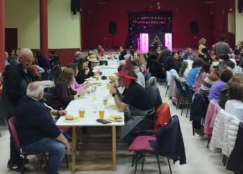 Palaciosrubios celebra Halloween con una visita guiada a la Casa del Terror y una hamburguesada en el edificio multiusos
