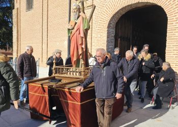 Palaciosrubios acompaña a San Andrés en la misa dominical y en una breve procesión con la imagen del santo en ruedas