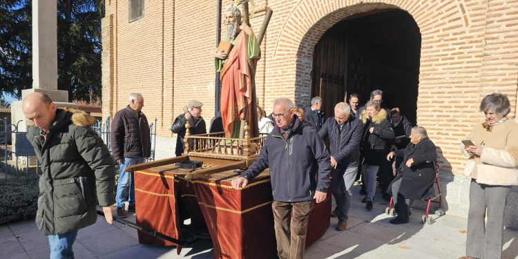Palaciosrubios acompaña a San Andrés en la misa dominical y en una breve procesión con la imagen del santo en ruedas
