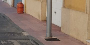 Peñaranda de Común reclama la retirada de los postes de madera de electricidad y telefonía del acerado en varias vías públicas