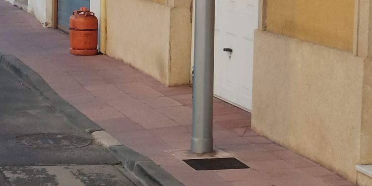 Peñaranda de Común reclama la retirada de los postes de madera de electricidad y telefonía del acerado en varias vías públicas