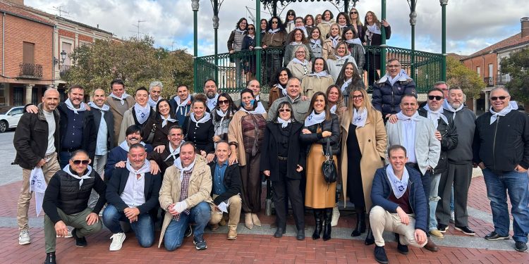 Los quint@s nacidos en 1975 celebran su reencuentro en Peñaranda con visita a los colegios y una comida en Las Cabañas