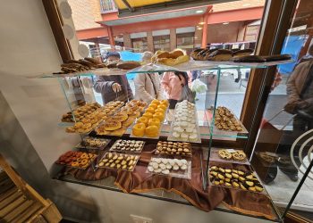 Peñaranda tenía muchas ganas de pasteles: Rosa Caramelo abre sus puertas en la plaza de España con la calidad como garantía