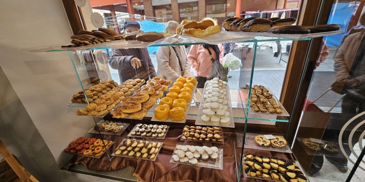Peñaranda tenía muchas ganas de pasteles: Rosa Caramelo abre sus puertas en la plaza de España con la calidad como garantía