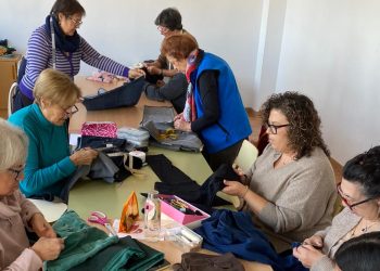 Babilafuente enseña a dar una segunda vida a la ropa con un taller para transformar las prendas en creaciones únicas y sostenibles