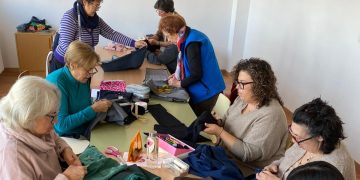 Babilafuente enseña a dar una segunda vida a la ropa con un taller para transformar las prendas en creaciones únicas y sostenibles