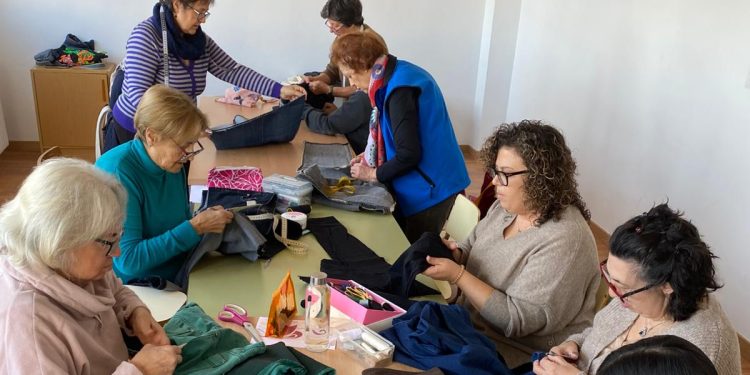 Babilafuente enseña a dar una segunda vida a la ropa con un taller para transformar las prendas en creaciones únicas y sostenibles