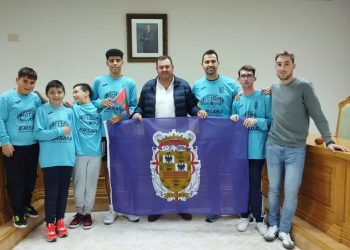 La bandera de Villoria que acompaña ya a Mohamed Bousada en su viaje a México para competir en el Mundial de Frontball Sub-23