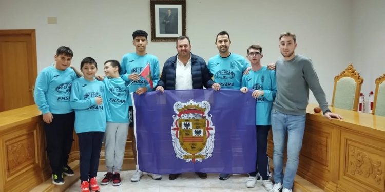 La bandera de Villoria que acompaña ya a Mohamed Bousada en su viaje a México para competir en el Mundial de Frontball Sub-23