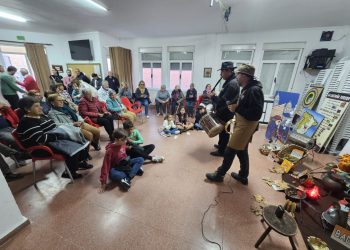 Villar de Gallimazo disfruta de la Fiesta de la Castañada con pasacalles, juegos, cuentacuentos y degustación popular
