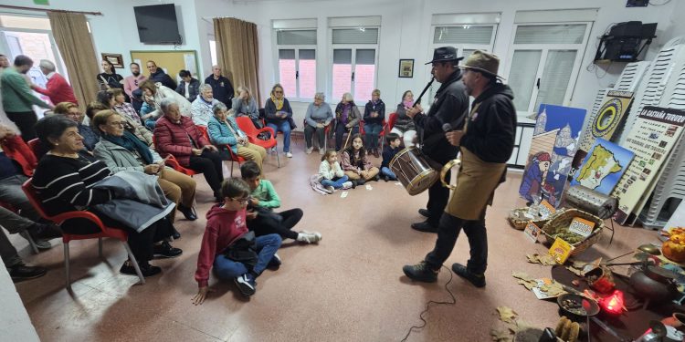 Villar de Gallimazo disfruta de la Fiesta de la Castañada con pasacalles, juegos, cuentacuentos y degustación popular