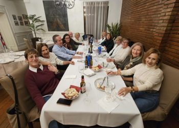 Los integrantes del club de lectura de Peñaranda comparten una cena de Navidad en Las Cabañas y brindan por el nuevo año 2026