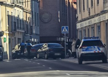 Choque de dos vehículos en el cruce entre las calles Nuestra Señora y el Carmen de Peñaranda que se salda con daños