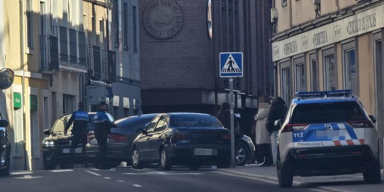 Choque de dos vehículos en el cruce entre las calles Nuestra Señora y el Carmen de Peñaranda que se salda con daños