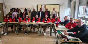 El diputado de Empleo y Desarrollo Rural, Antonio Labrador, visita la Acción de Formación y Empleo Sociosanitaria en Macotera