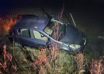 Una salida de vía con vuelco de un turismo en la autovía A-50 moviliza a Guardia Civil de Tráfico, Bomberos y sanitarios
