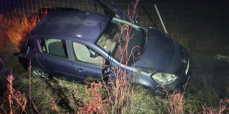 Una salida de vía con vuelco de un turismo en la autovía A-50 moviliza a Guardia Civil de Tráfico, Bomberos y sanitarios