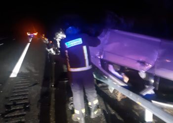 El choque de dos vehículos en la A-50 deja tres heridos, uno de ellos atrapado, y obliga a intervenir a Bomberos y sanitarios