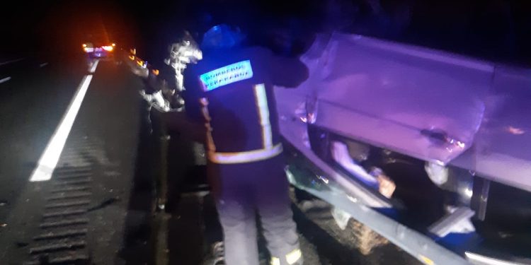 El choque de dos vehículos en la A-50 deja tres heridos, uno de ellos atrapado, y obliga a intervenir a Bomberos y sanitarios