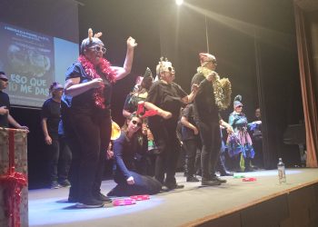 Pequeñique llena el escenario del CDS en Peñaranda de alegría, magia, música y nostalgia navideña con «Eso que tú me das»