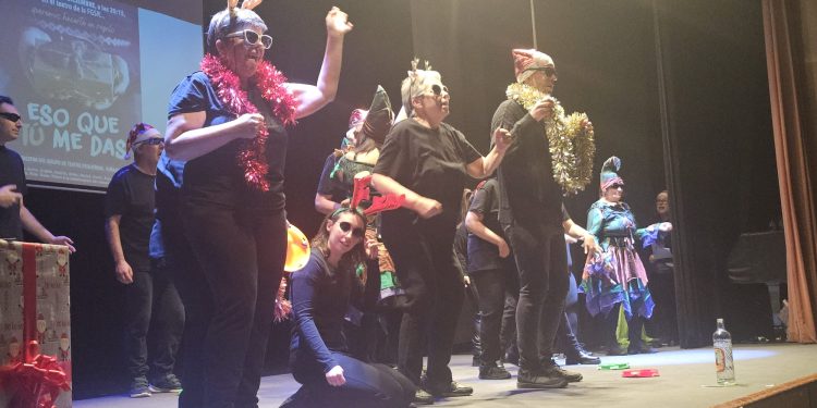 Pequeñique llena el escenario del CDS en Peñaranda de alegría, magia, música y nostalgia navideña con «Eso que tú me das»