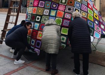 «Manitas mágicas» crea en Alaraz un árbol de Navidad de cinco metros de altura y realizado con labores de ganchillo