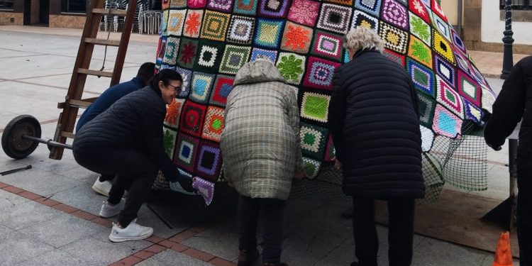 «Manitas mágicas» crea en Alaraz un árbol de Navidad de cinco metros de altura y realizado con labores de ganchillo