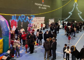 El rincón navideño de Alaraz llena de público el frontón en un día con talleres, hinchables, concurso de bizcochos y sorteos