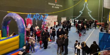El rincón navideño de Alaraz llena de público el frontón en un día con talleres, hinchables, concurso de bizcochos y sorteos