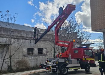 Bomberos de Peñaranda intervienen en la antigua fábrica de harinas La Viguesa para retirar una chapa metálica de la cubierta