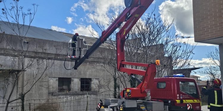 Bomberos de Peñaranda intervienen en la antigua fábrica de harinas La Viguesa para retirar una chapa metálica de la cubierta
