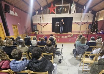 El mago Toni Rivero contagia la ilusión a niños y mayores con su espectáculo en el edificio multiusos de Bóveda del Río Almar