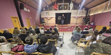 El mago Toni Rivero contagia la ilusión a niños y mayores con su espectáculo en el edificio multiusos de Bóveda del Río Almar